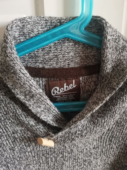 Sweter rozm. 116 chłopięcy z latami łatkami na rękawach melanż Rebel