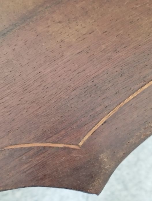Mesa meia lua penso ser em pau santo
