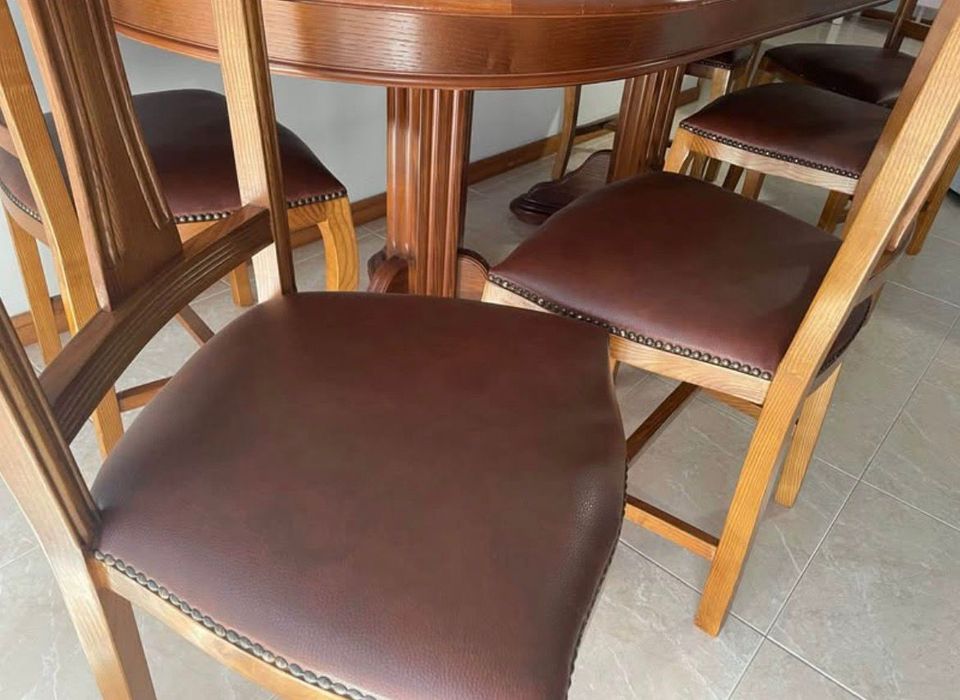 Conjunto de Jantar Atemporal –  Madeira maciça trabalhada e Couro