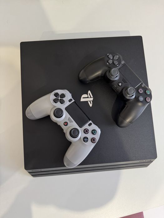 Продам PS 4 Pro 1TB + 2 геймпади