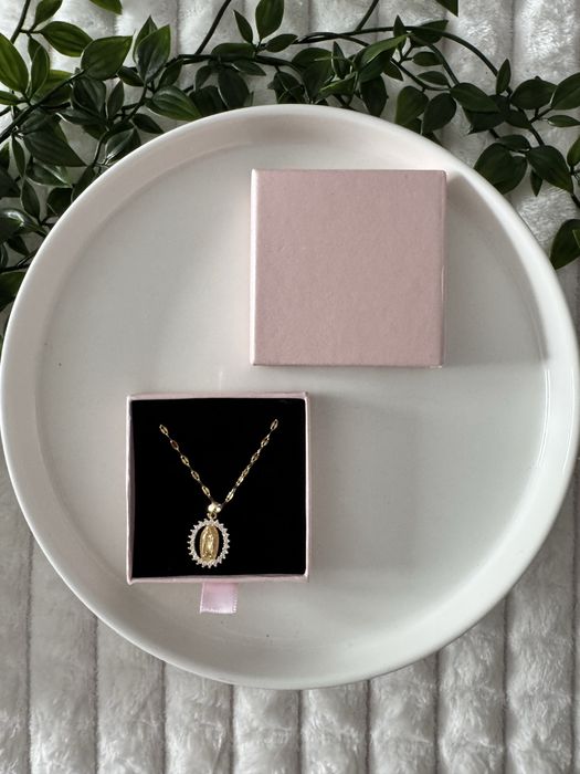 Złoty łancuszek ze stali szlachetnej z medalikiem Matka Boska