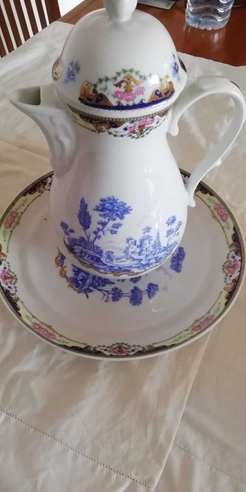 Jarro de água e prato em porcelana