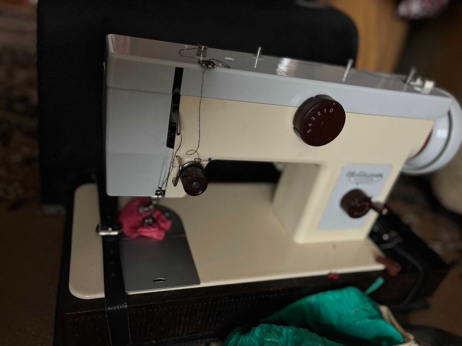 Швейна машина Чайка 142М з електроприводом та футляром-чемоданом