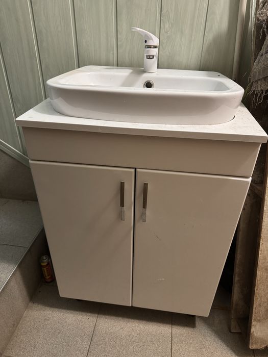 Продам тумбу с раковиной и смесителем