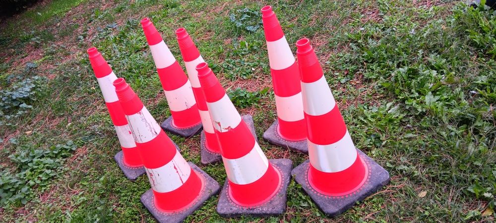 Pachołki drogowe /ostrzegawcze z ciężką podstawą  75cm. UŻYWANE