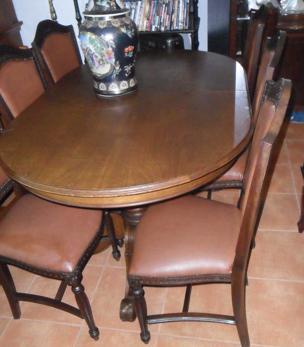 Mesa oval extensível com 6 cadeiras