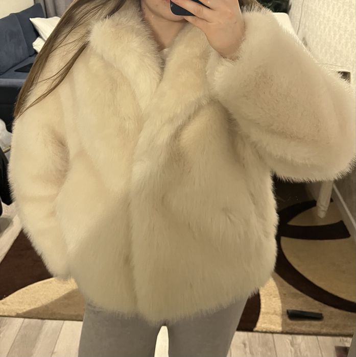 Трендова біла коротка шуба