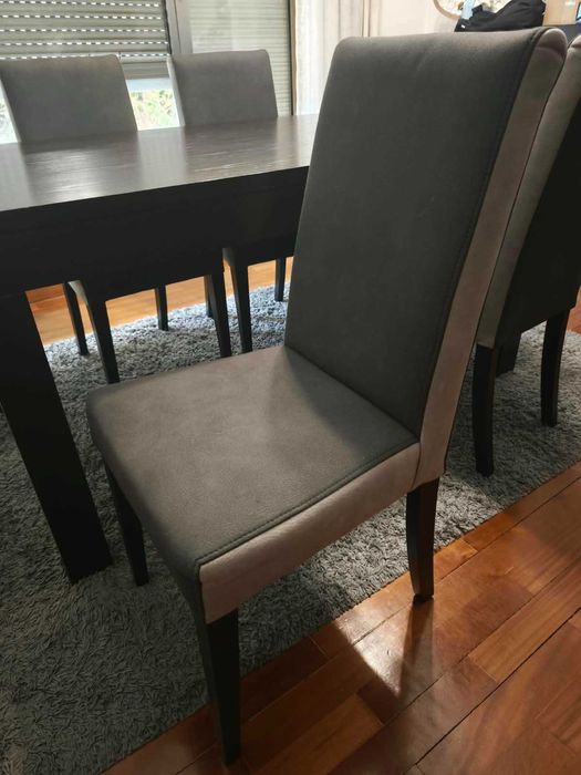 Mesa de Jantar extensivel em madeira maciça. Inclui as cadeiras