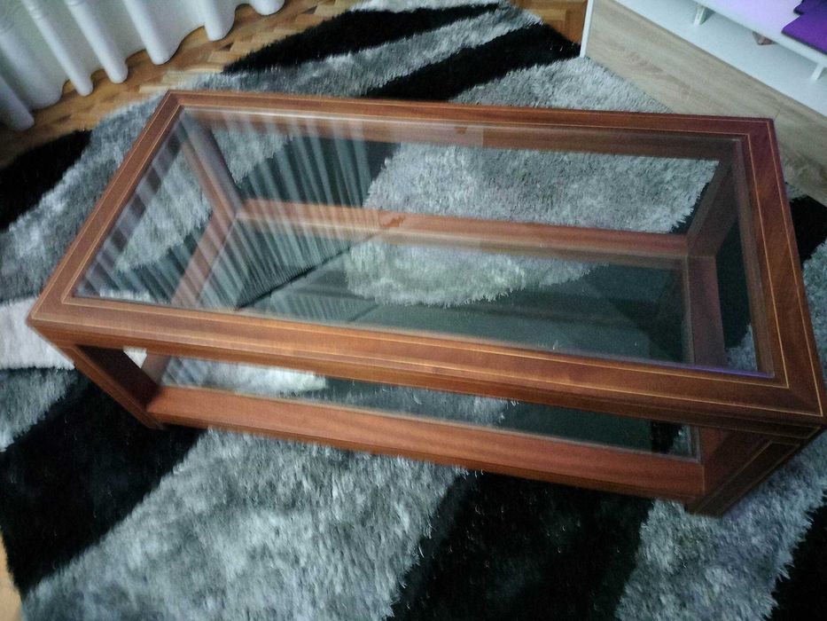 Mesa de sala em bom estado64861391303937120