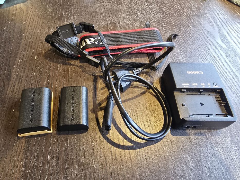 Canon 80D EOS DSLR c/ 2 baterias, carregador e alsa