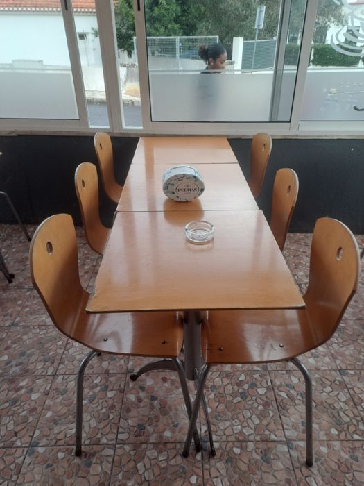 Mesas e cadeiras