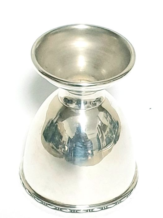 Lindo antigo copo para ovo em prata inglesa contrastada