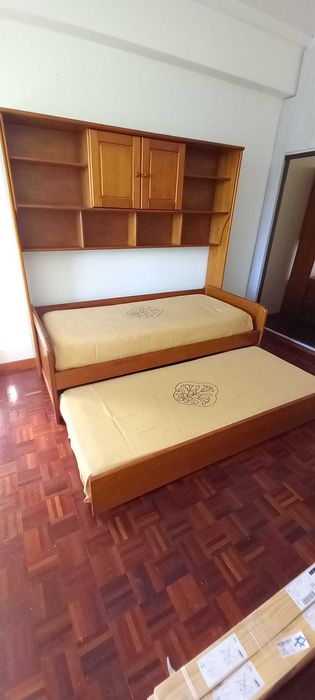 Conjunto de mobília de quarto modelo Tavora em madeira pinho mel