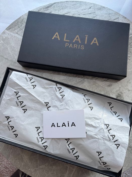 Białe szpilki Alaïa