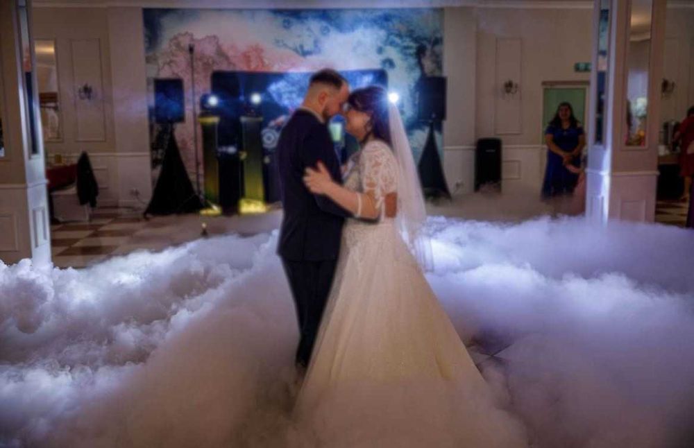 Taniec w chmurach, ciężki dym, fontanny iskier, Pierwszy Taniec