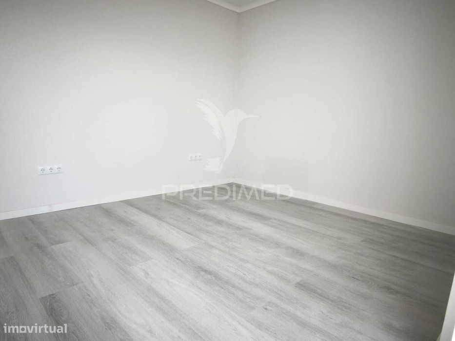 Apartamento T2 Remodelado com Arrecadação e Vista Rio – Setúbal