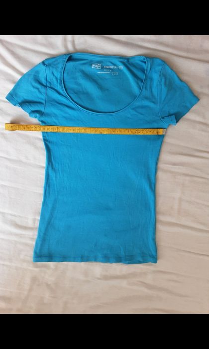 Gładka jasnoniebieska rozciągliwa koszulka z krótkim rękawem