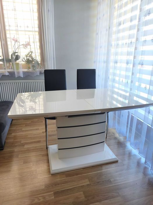 Stół jadalniany biały
