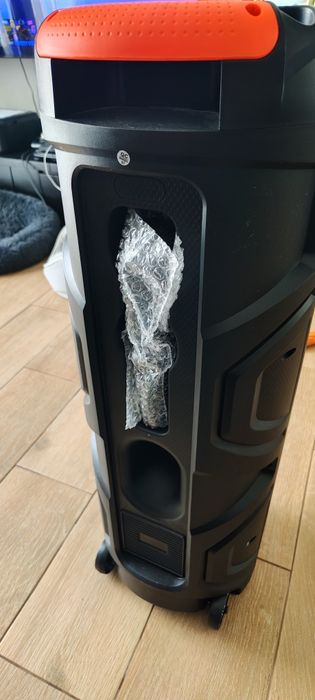 Coluna de som a funcionar com porta usb-C solta, não carrega