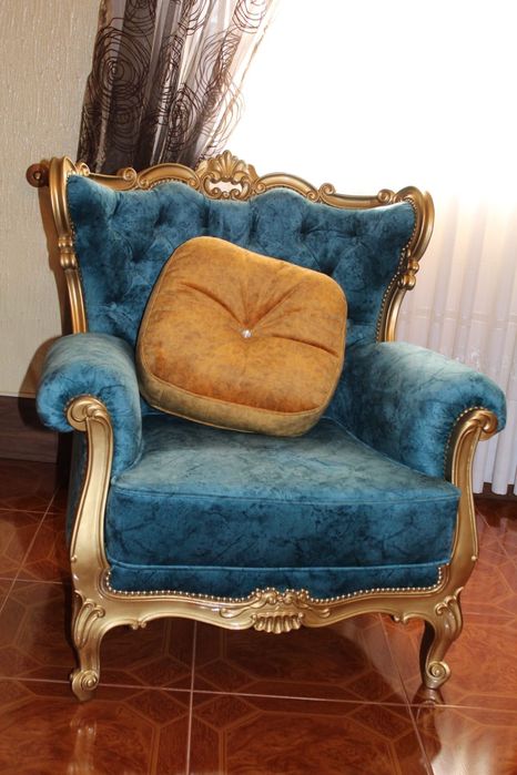 Vendo sofás completamente restaurados sem uso