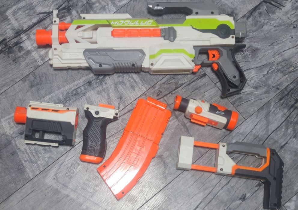 Pięć sztuk Nerf - pistolety,karabin,strzelba, łuk + strzałki