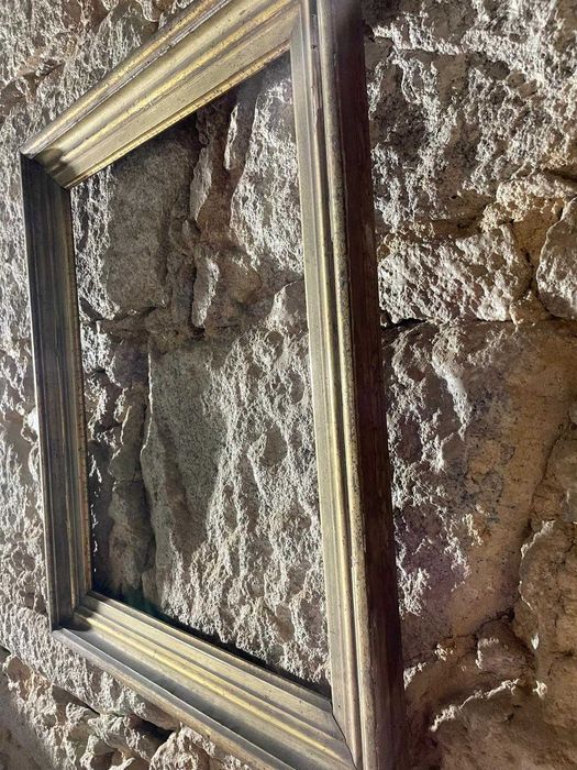 moldura de madeira antiga com suporte para fixação na parede