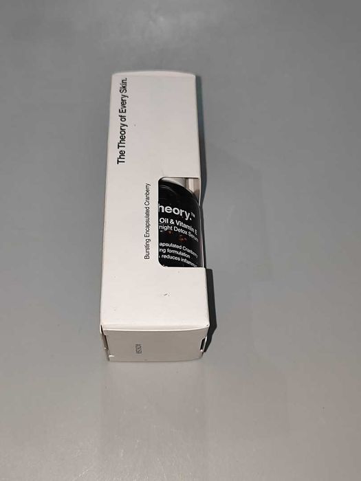 Serum Na Noc Carbon Theory Charcoal Tea Tree Oil & Vitamin E 30ML Nowe