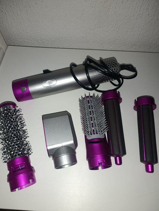 Secador de cabelo com vários acessórios.