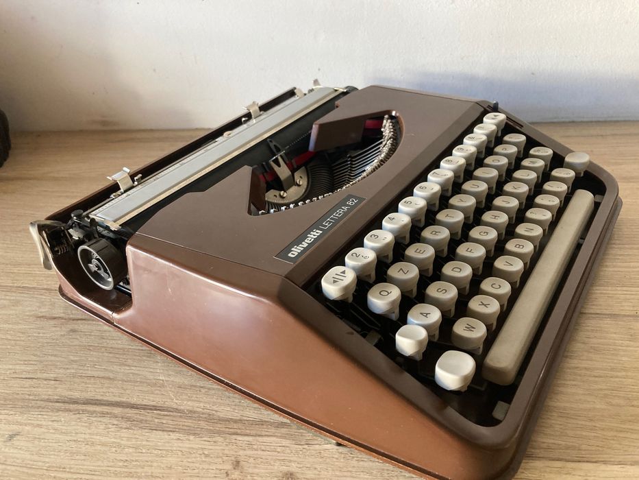 Máquina de escrever  **  Olivetti 82