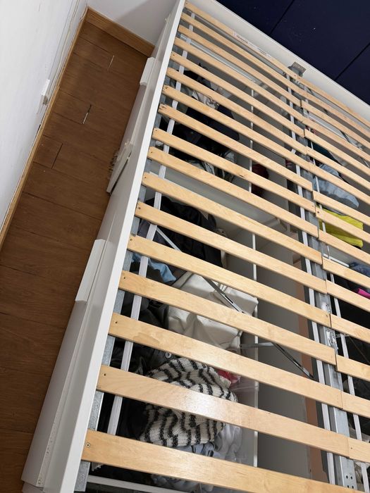 Cama de casal em bom estado.