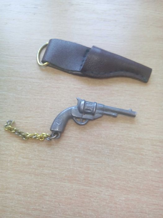 Брелок револьвер с кабурой тех времен.