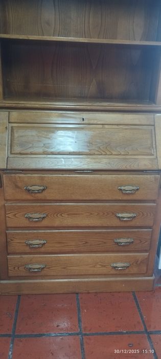 Duas secretárias e cómoda