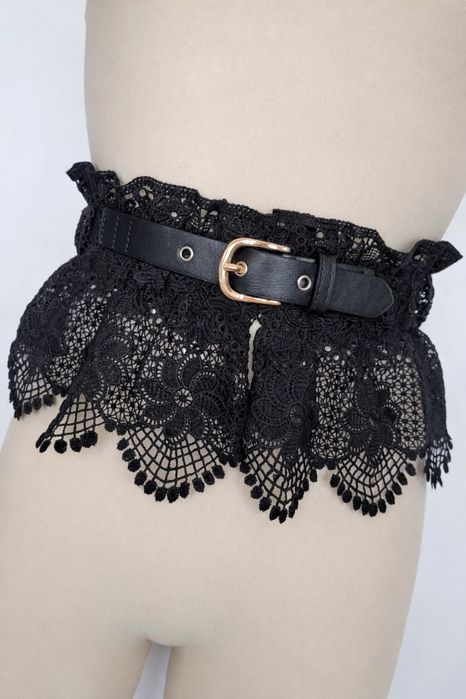 Czarny pasek z koronką regulowany