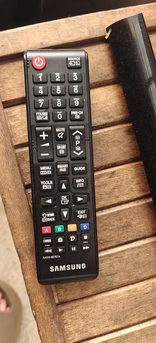 Komputer pc z monitorem i okablowaniem.