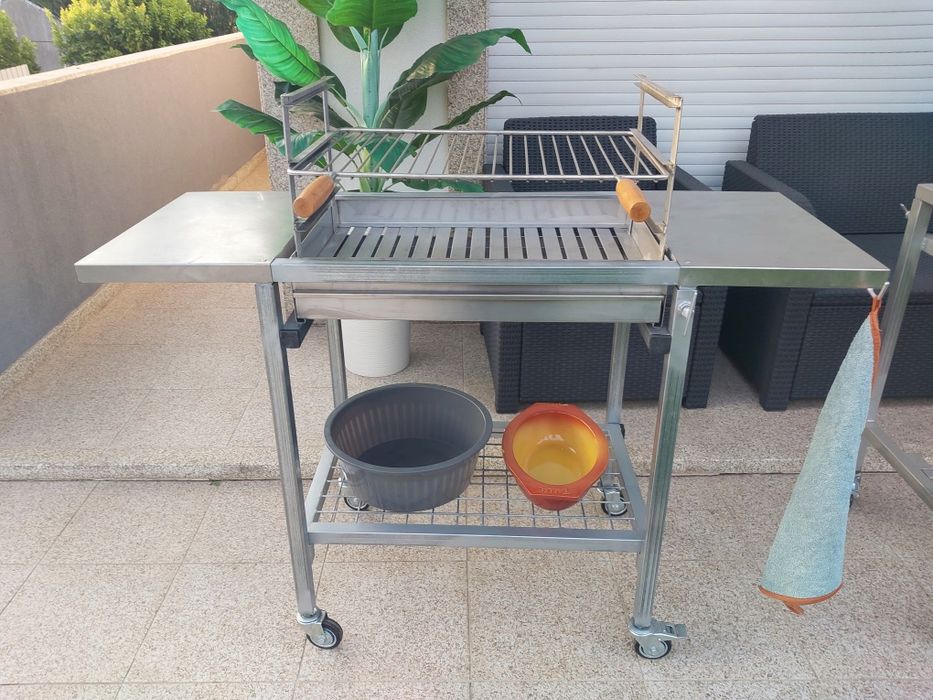 Churrasqueira nova com rodas, é desmontável para transportar