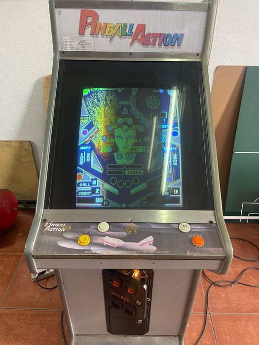 Vendo vídeo com jogo de flipper