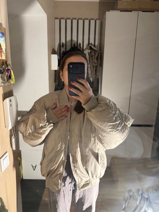 Бомбер зимовий беж