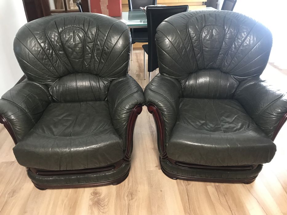 Sofás em pele um trio e dois individuais