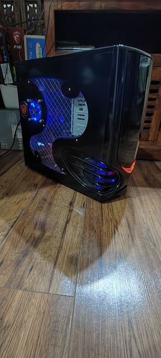 Komputer gamingowy z monitorem