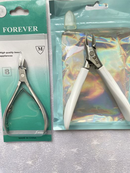 Маникюрные ножницы для кутикулы и кусачки.