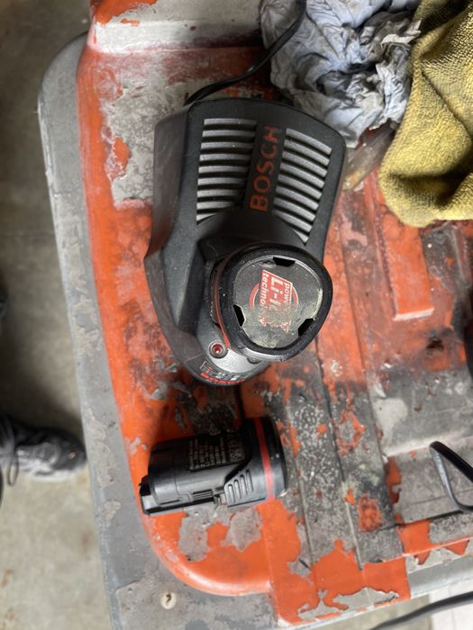 Baterias e carregador bosch 10v 14w