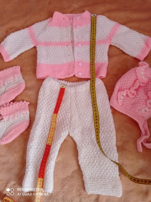 Теплые ,зимние шапки с шарфом на  5- 8 лет и 2-3 года.Вязаные костюмы