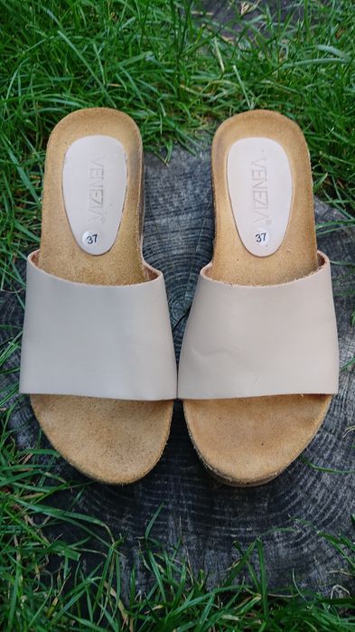 Venezia beżowe skórzane klapki koturny na korku. Gino Rossi.