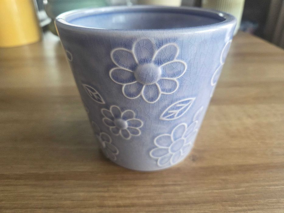Doniczka ceramiczna fioletowa w kwiaty