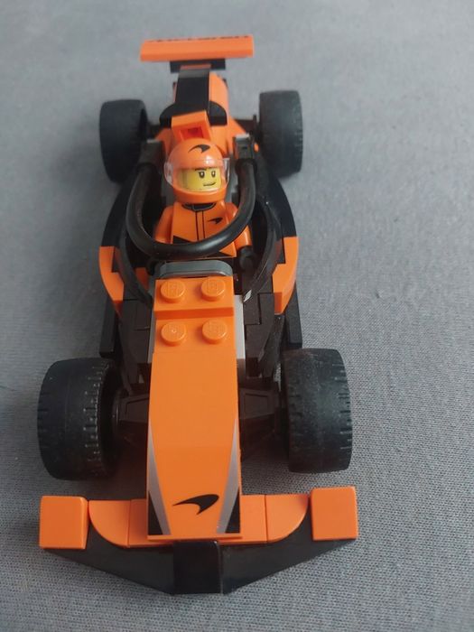 Klocki lego city F1 kierowca i bolid McLaren (60442)