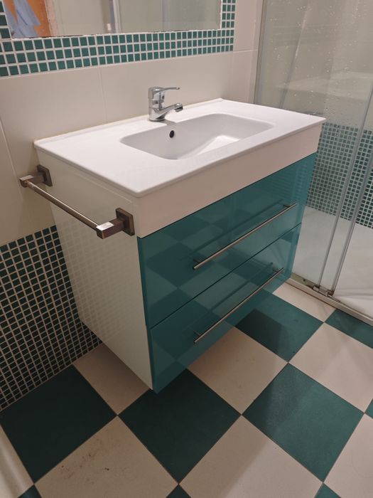 Móvel WC com lavatório e torneira