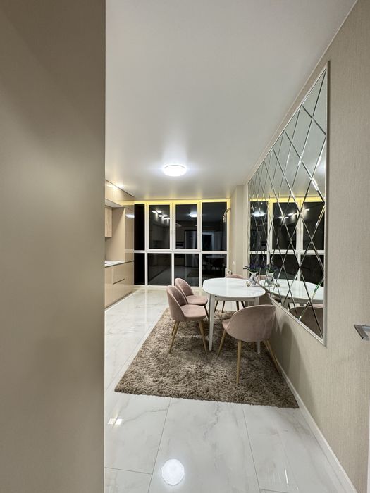 Трьохкімнатна квартра, вид на парк, дизайнерський ремонт для себе