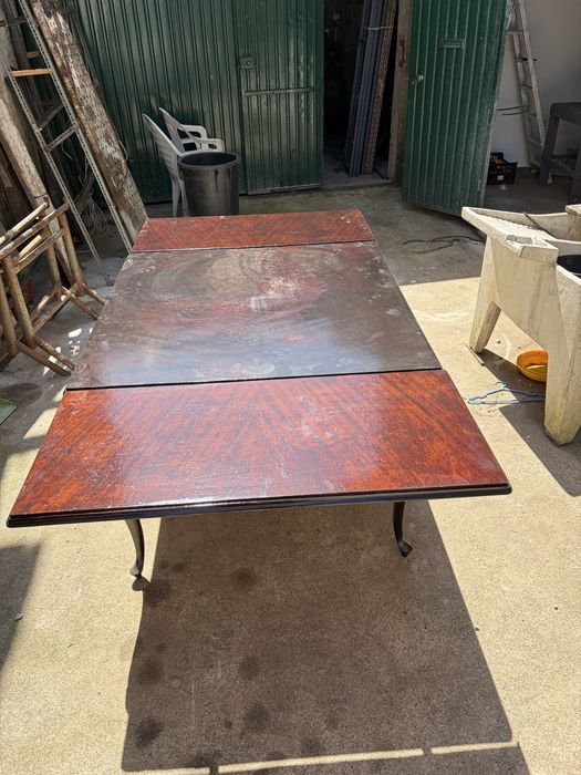 Mesa extensilvél acabada de envernizar