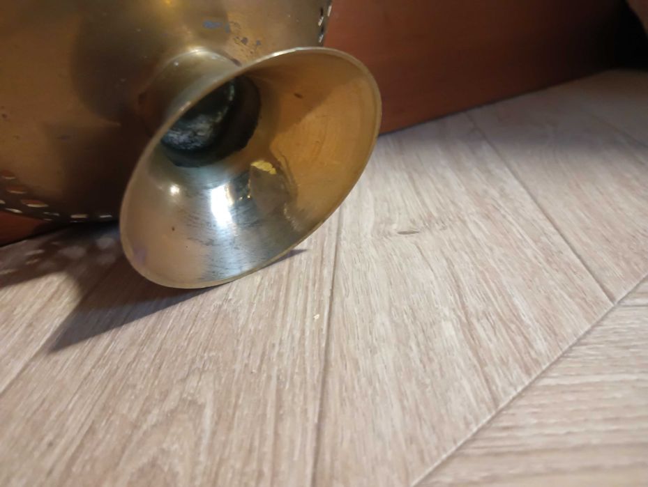 Metalowa paterka miseczka na nodze irys ażurowa