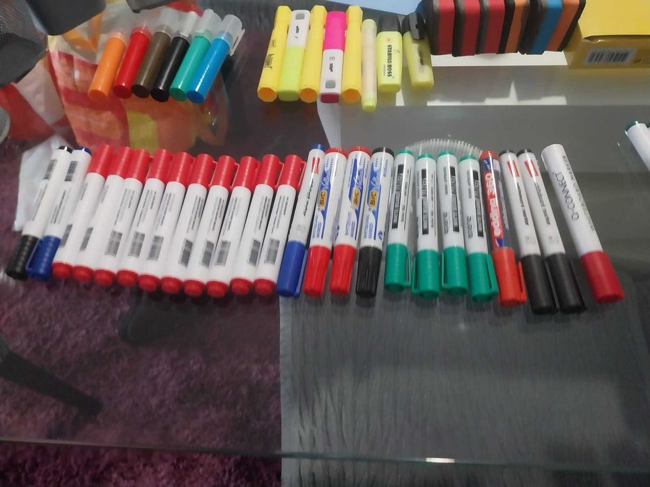 Diferente material de escritório (por usar)